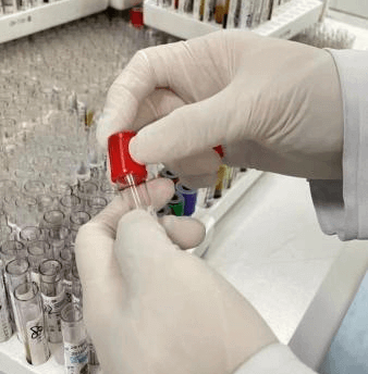 人工逐管重新盖上采血管管帽